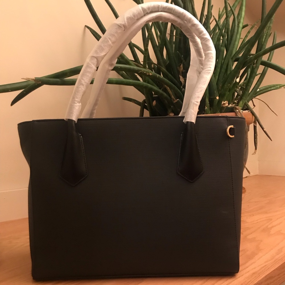 For working women! Functional black bag w/ straps